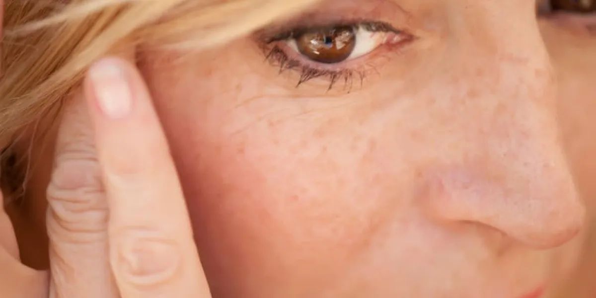 portrait d'une femme magnifique mettant le maquillage