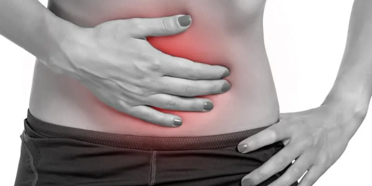 femme souffrant de douleurs à l'estomac, isolé en blanc