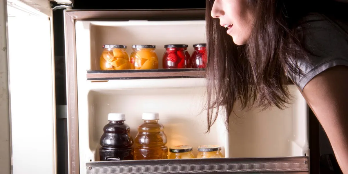 une femme fait irruption dans le réfrigérateur tard dans la nuit
