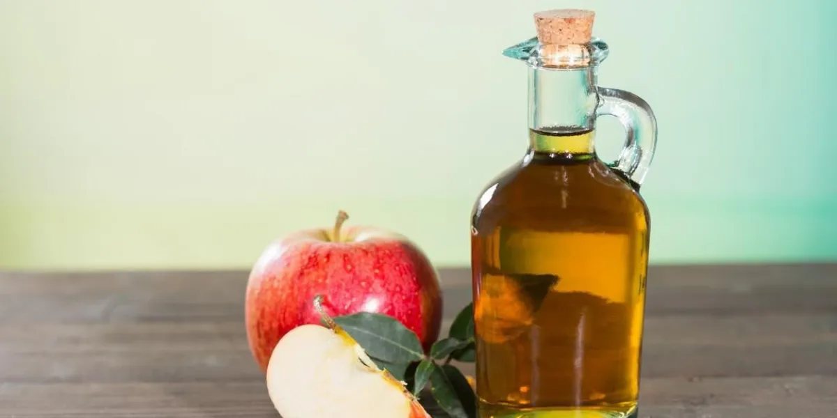 vinaigre de cidre de pomme avec une pomme fraîche