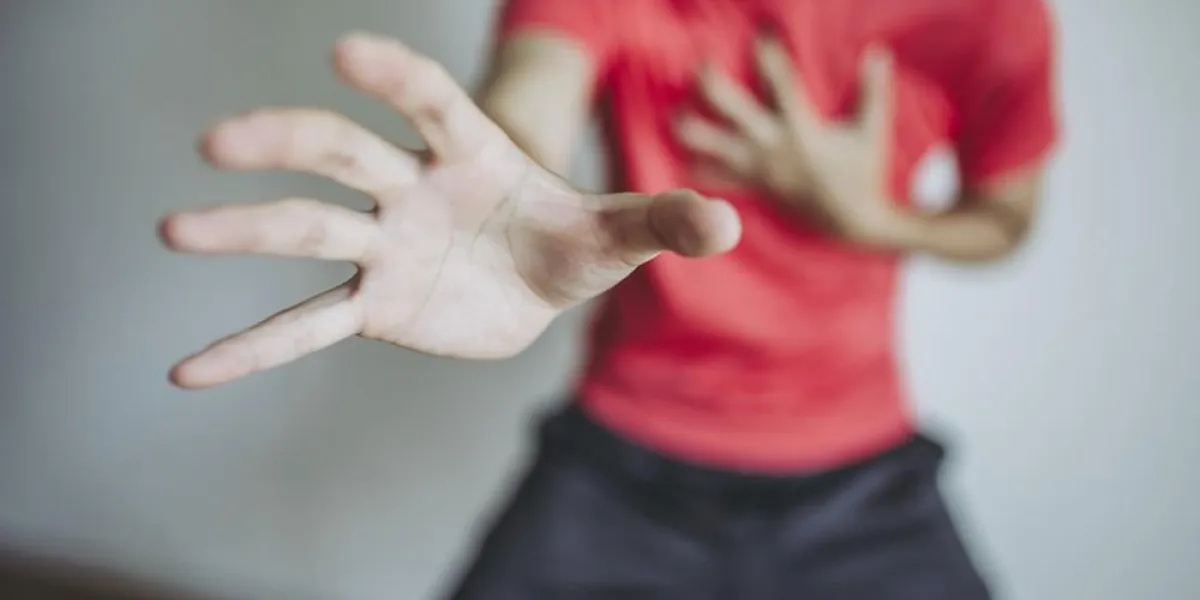 体に痛みを抱える男性