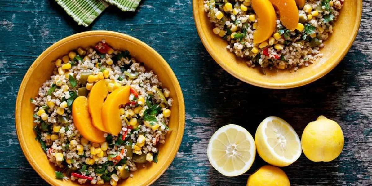 assiettes de salade de boulgour rafraîchissante d'été avec des légumes frais