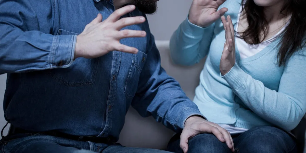 violence à la maison - un homme essaie de battre sa femme