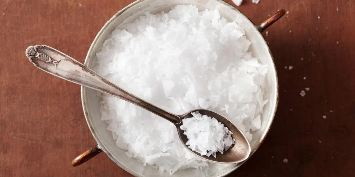 sel de mer dans un bol vintage et une cuillère