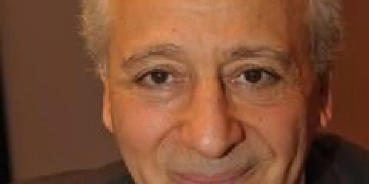 pierre dukan signant des exemplaires de son livre lors du 30e salon du livre de paris qui s'est tenu au parc des expositions, porte de versailles à paris, france le 28 mars 2010 photo par briquet-gorassini abacapresscom