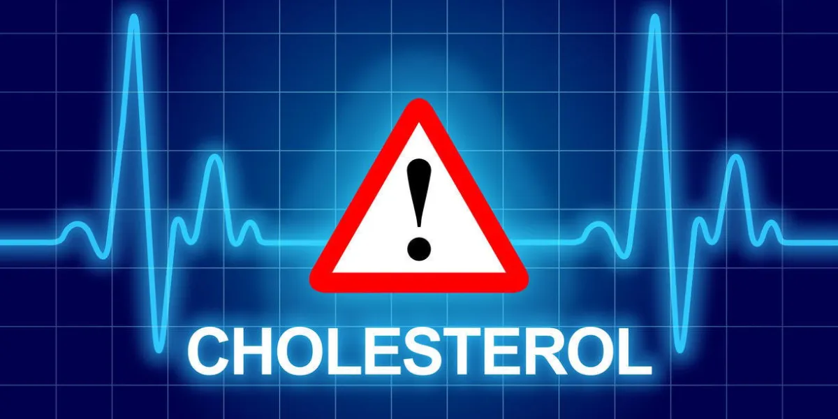 cholestérol écrit sur le moniteur bleu de fréquence cardiaque exprimant l'avertissement sur l'état de coeur, risque pour la santé