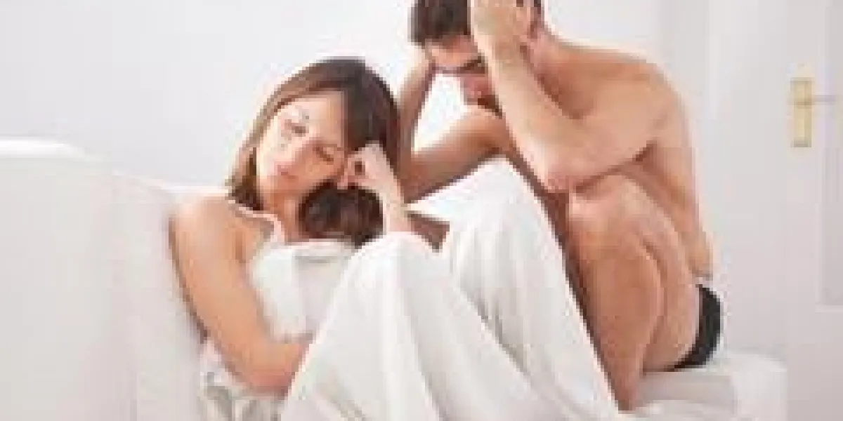 jeune couple dans le canapé ayant un problème de conflit