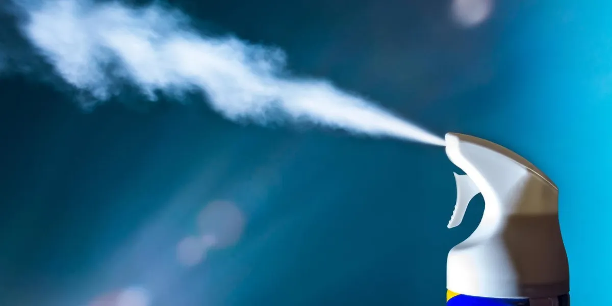 désodorisant aérosols en action à la lumière du soleil