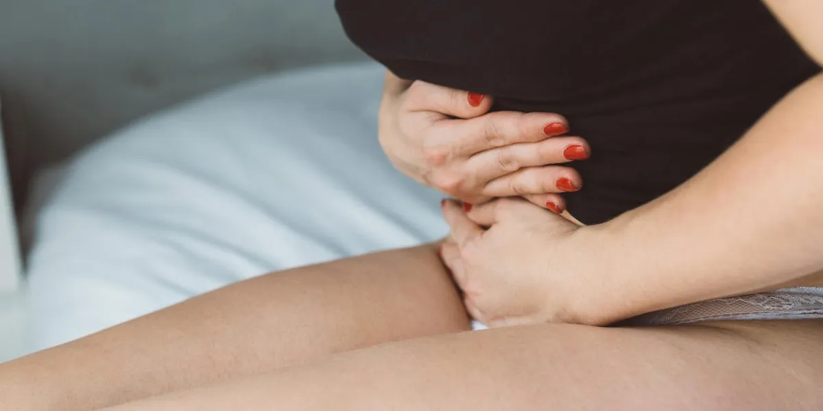 femme souffre de douleurs menstruelles ou maux d'estomac tenant ses mains sur ses problèmes de menstruation ventre femme