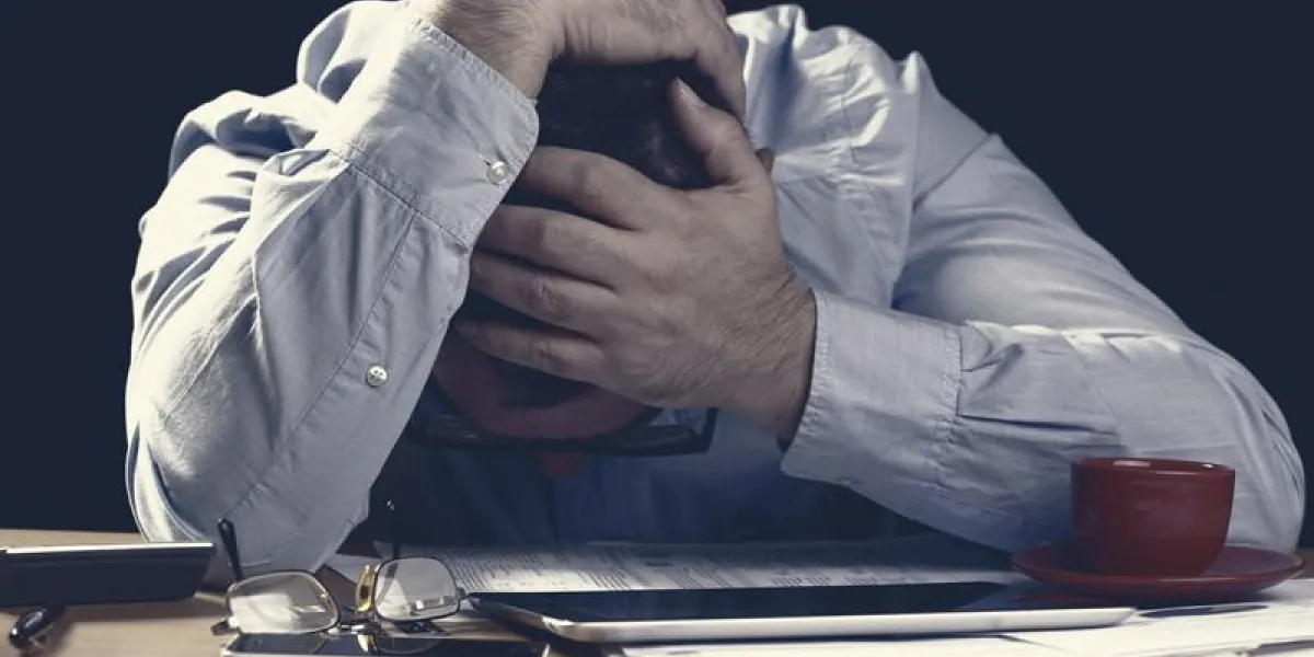 homme d'affaires totalement désespéré