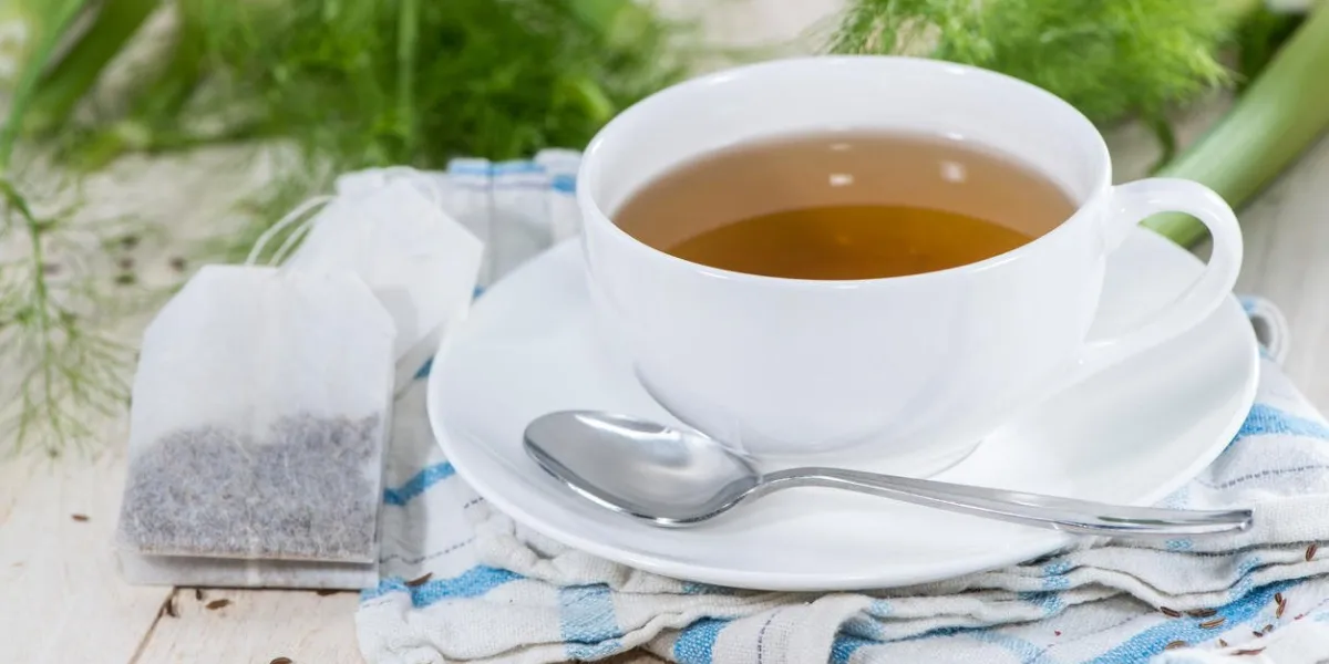 thé de fenouil fraîchement préparé (photo macro)