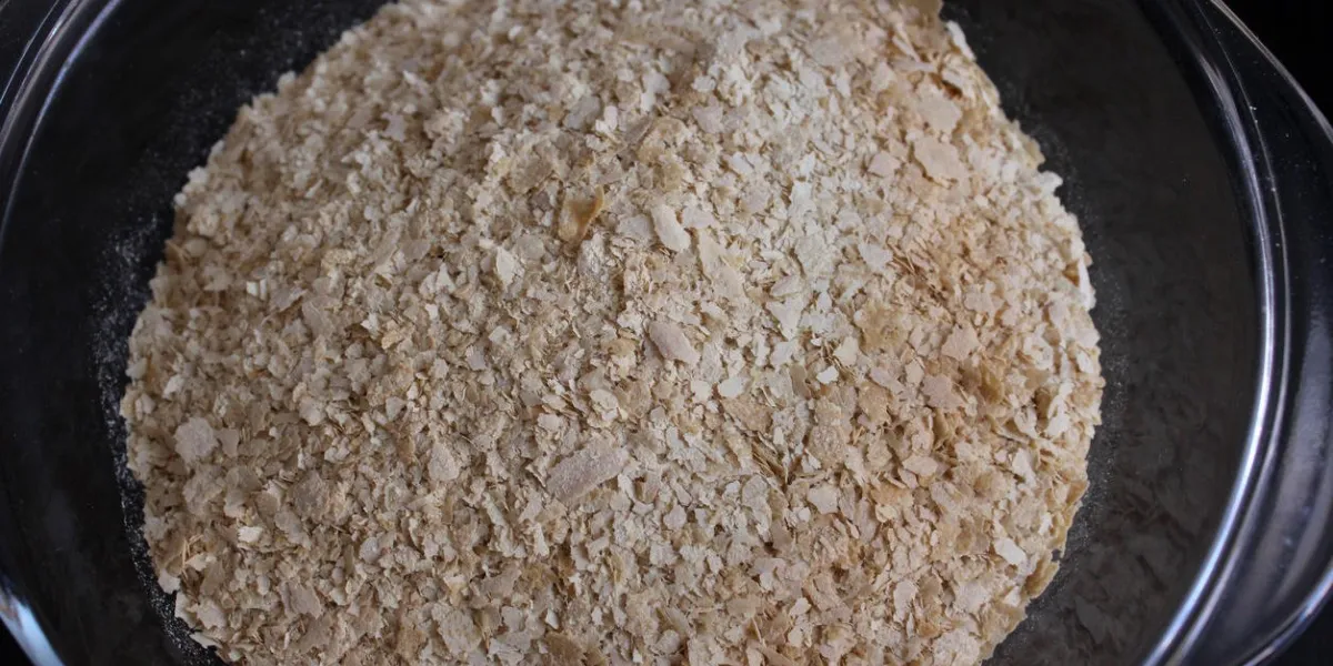 flocons de levure nutritionnels, souvent utilisés par les végétaliens en complément de la vitamine b12