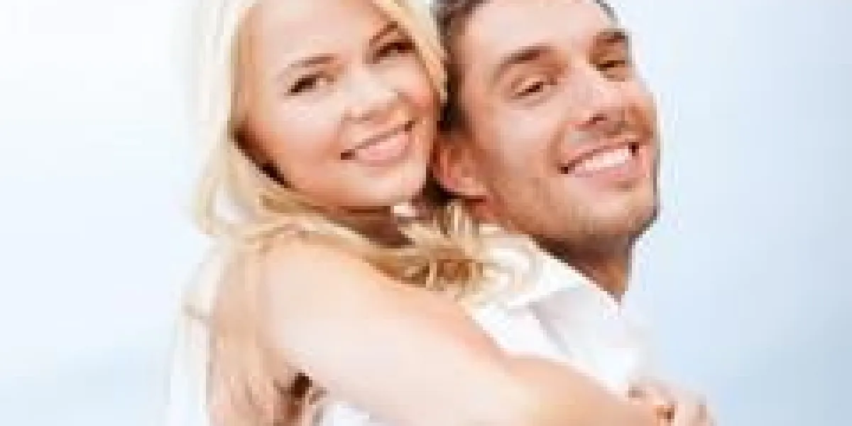 vacances d'été, vacances, rencontres et tourisme concept - couple heureux s'amuser sur la plage