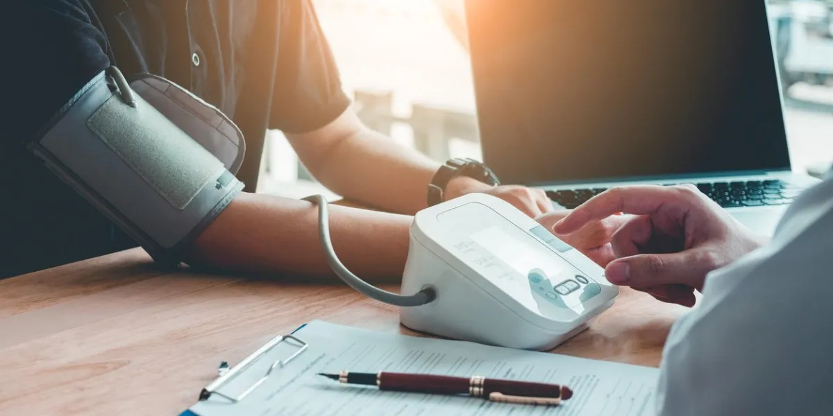 docteur, mesurer, artérielle, tension artérielle, femme, patient, sur, bras droit, santé, hôpital