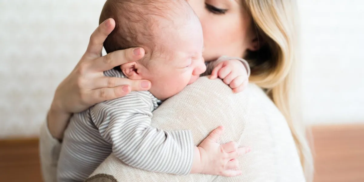belle jeune mère tenant son bébé dans ses bras