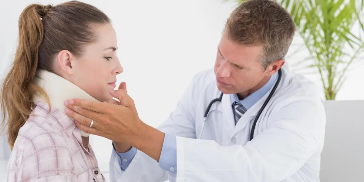 docteur, examen, patient, porter, cou, appareil dentaire, dans, cabinet médical