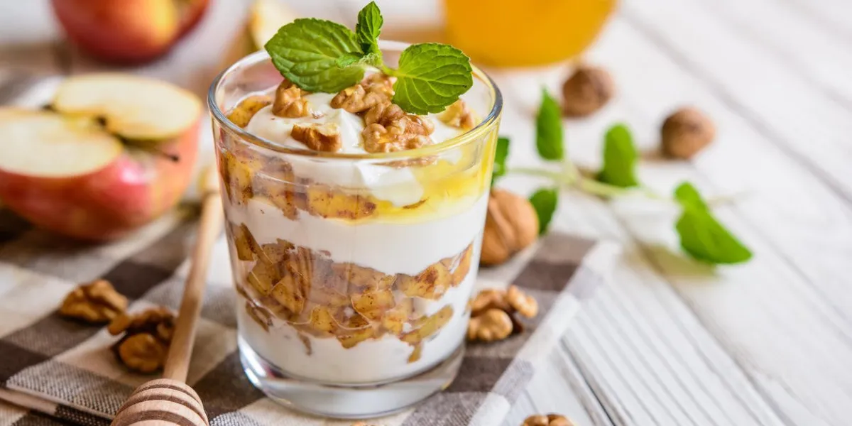 dessert de pomme en couches avec ricotta, noix, cannelle et miel dans un bocal en verre