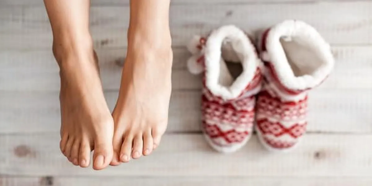 photo mignonne des pieds de la femme avec des pantoufles de noël, point de vue de dessus