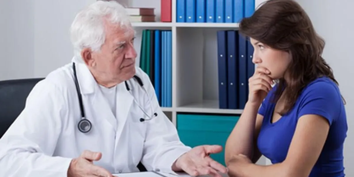 senior homme médecin parlant avec un patient inquiet