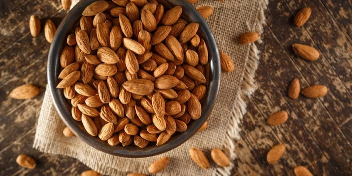 amandes brutes organiques photographiées sur un morceau de toile de jute