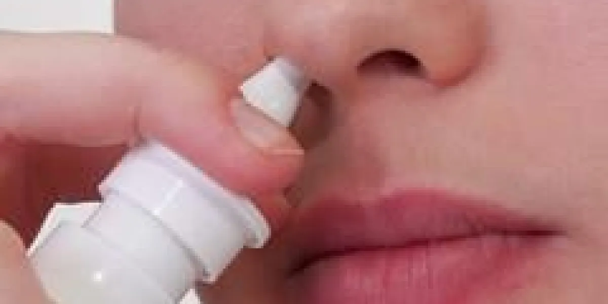 gros plan d'une femme méconnaissable qui s'apprête à utiliser un spray nasal