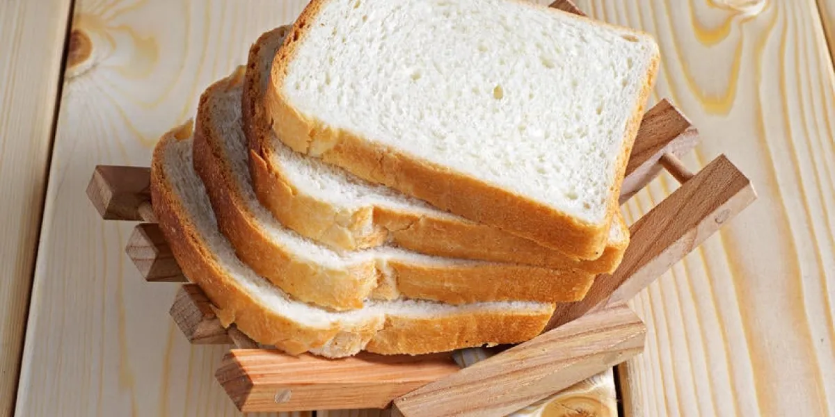 tranches de pain grillé sur fond en bois