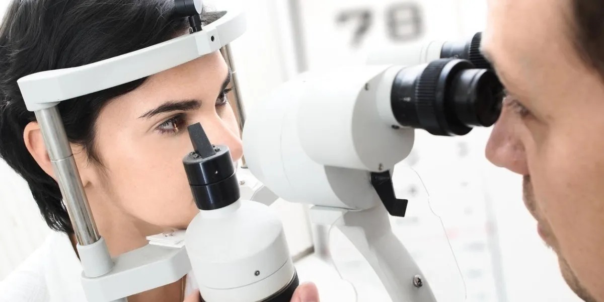 une belle jeune patiente a une consultation médicale chez l'optométriste