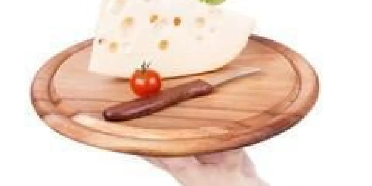 tomate cerise et fromage sur un plateau dans la main de garçon isolé sur blanc