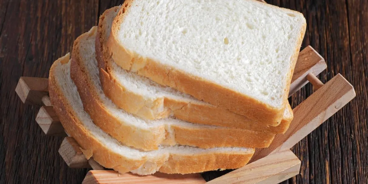 tranches de pain grillé sur fond en bois