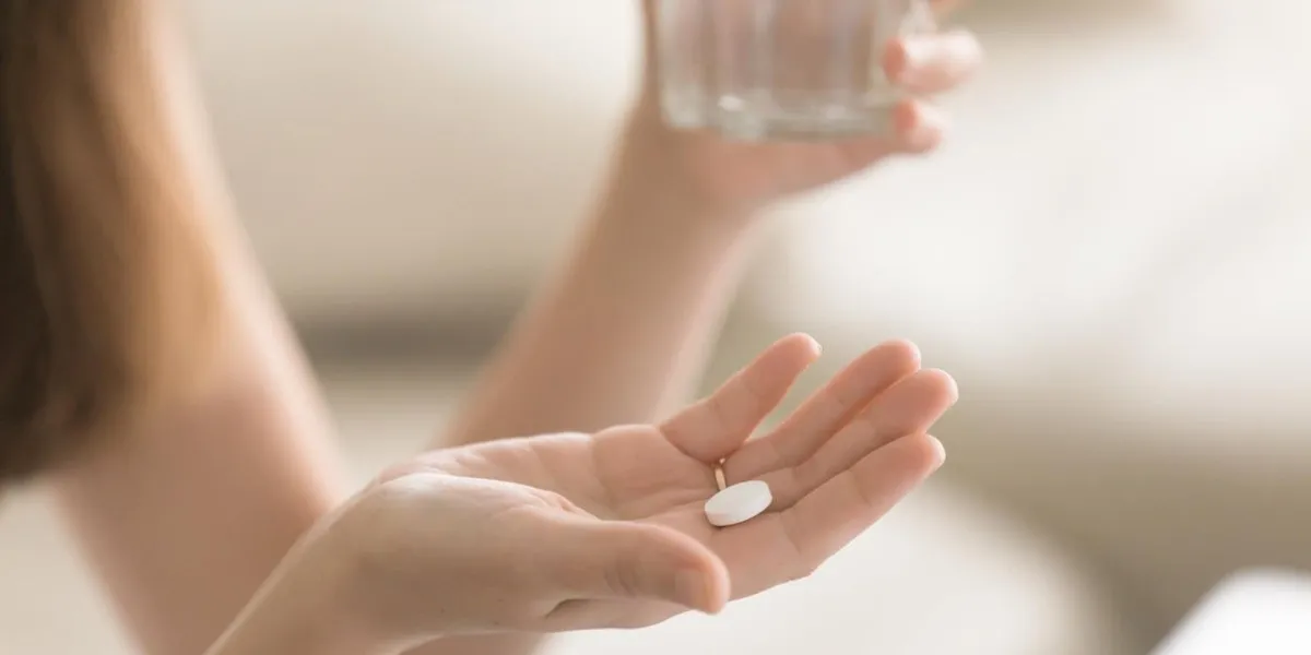 gros plan, photo, de, a, rond, blanc, pilule, dans, jeune femme, main, femme, prend, remèdes, à, verre eau, de, normer, vitamines, efficace, médicaments, moderne, pharmacie, pour, corps, et, santé mentale, concept