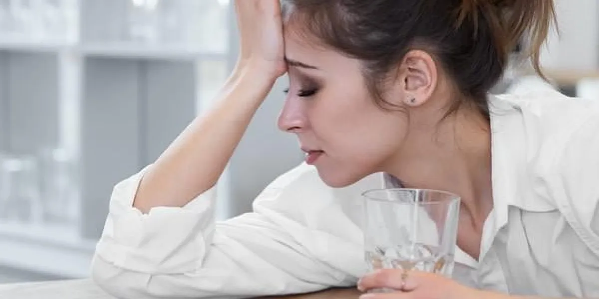 portrait de femme avec mal de tête