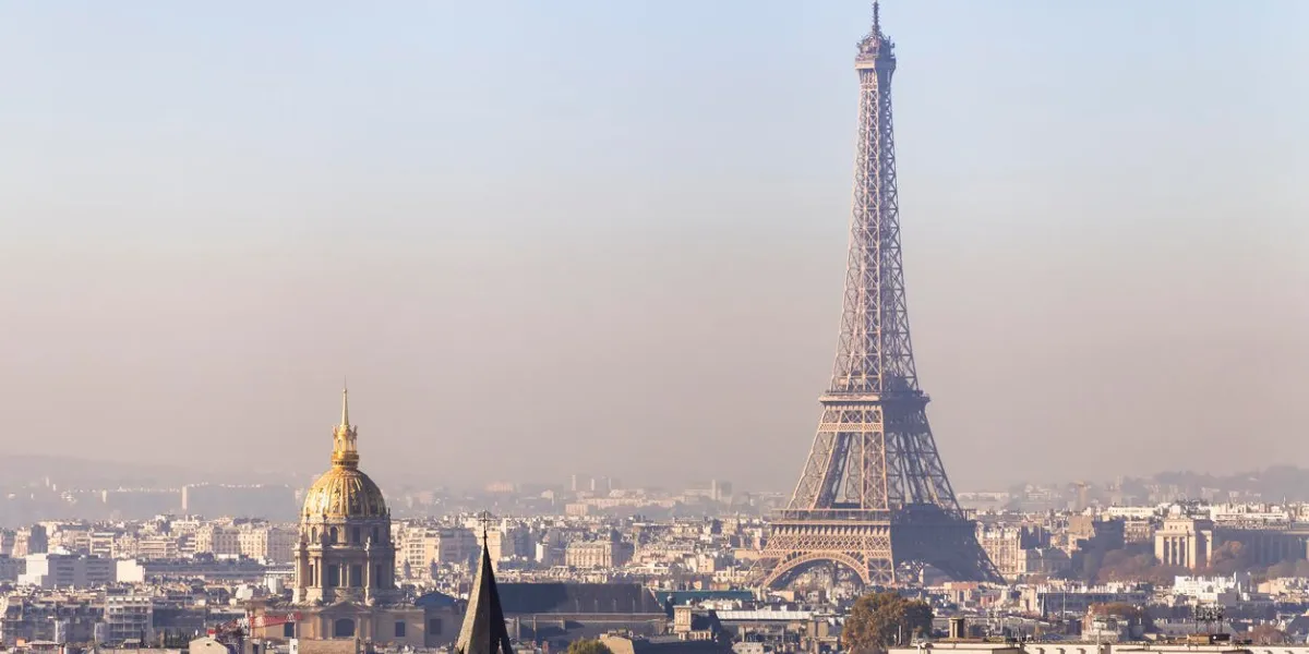 pollution à paris, vue aérienne de la tour eiffel avec smog en arrière-plan