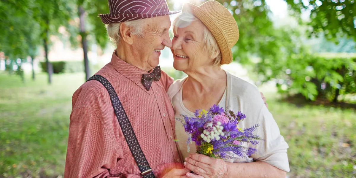heureux couple de personnes âgées en amour profiter de la journée d'été ensemble