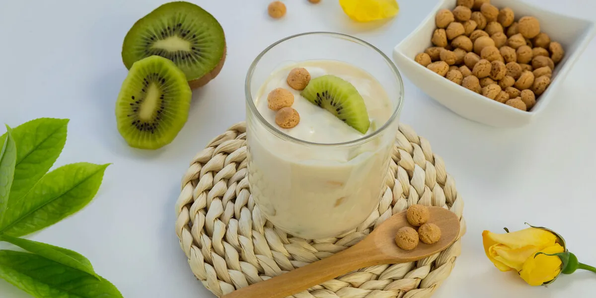 yogurt con biscottini di mandorle