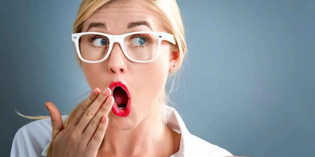 jeune femme à l'écoute sur un fond gris