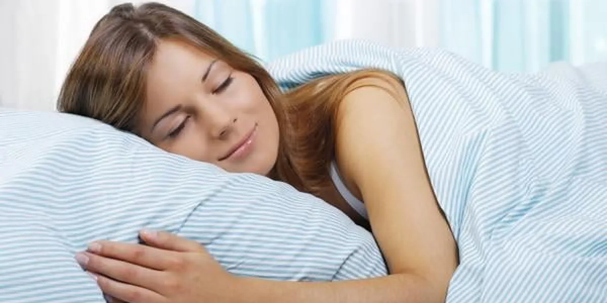 femme heureuse dort dans son lit