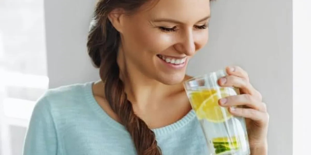 mode de vie sain femme heureuse boire de la limonade avec du citron frais, de la chaux et de la menthe en verre detox eau saine vitamine-fortifiée saine alimentation vitamine c concept de régime alimentaire sain