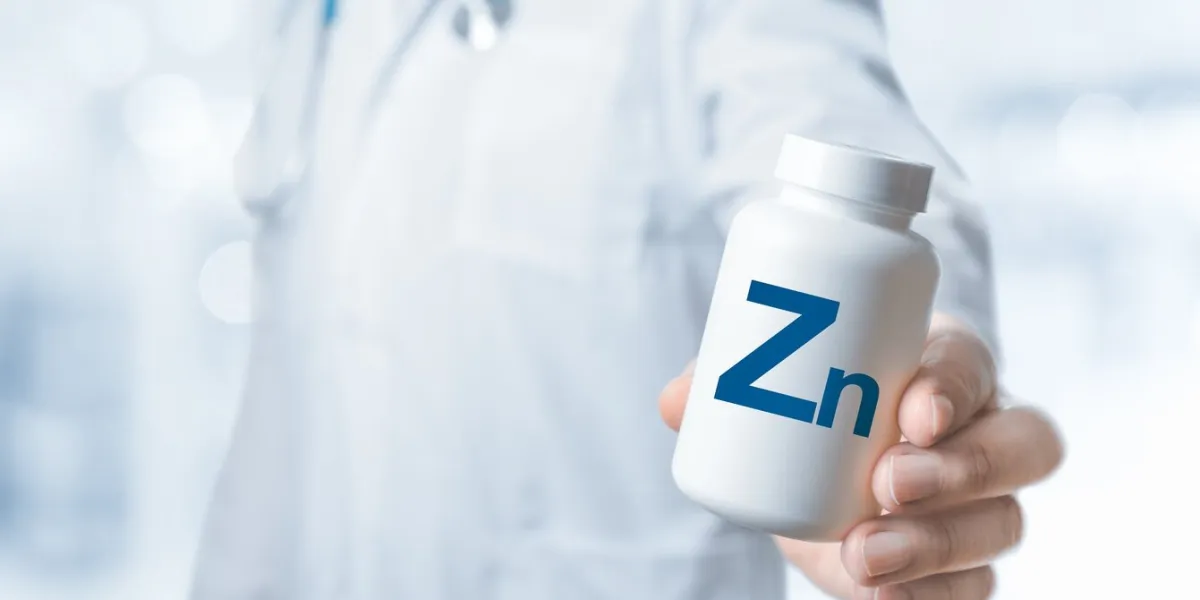 zinc zn, zn supplements for human health doctor recommends taking zn doctor gives zinc vitamin essential vitamins and minerals for humans doctor hold bottle with supplement zn