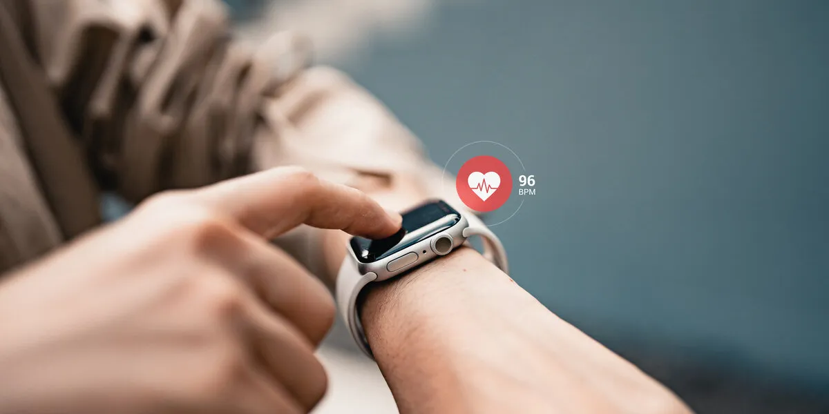 woman using smart watches with checking pulse via health applica