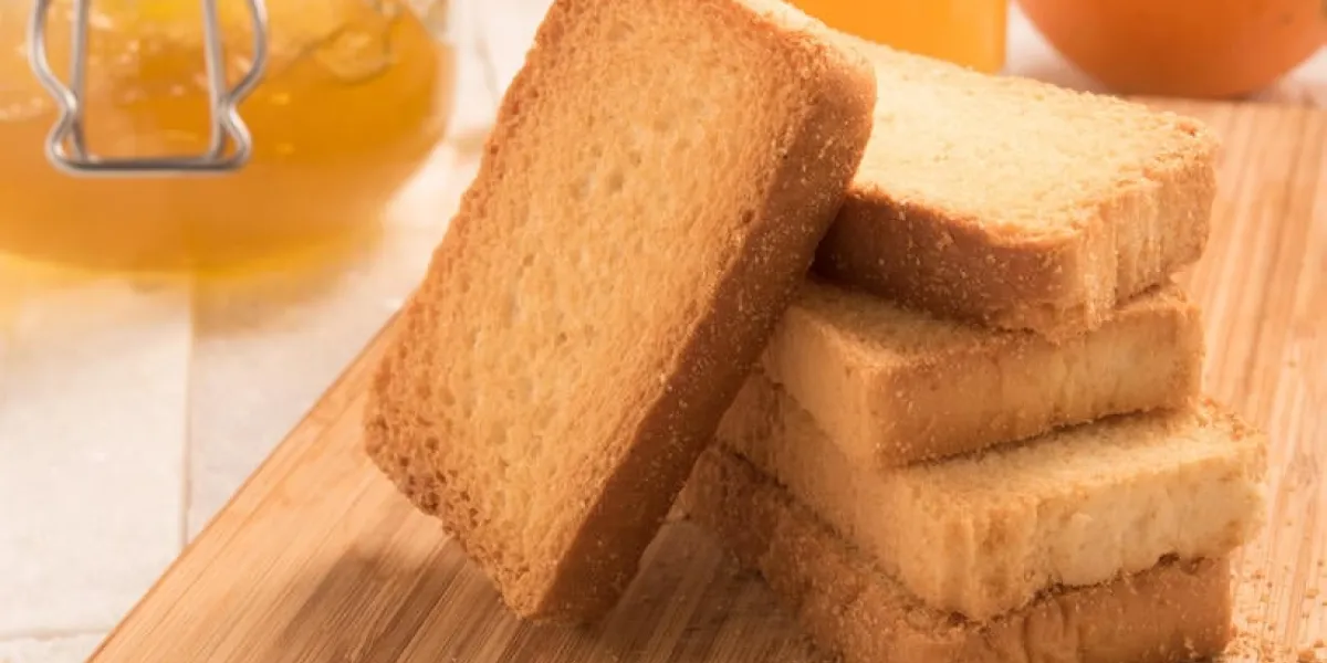 biscotte de blé dans un panneau de bois avec de la confiture