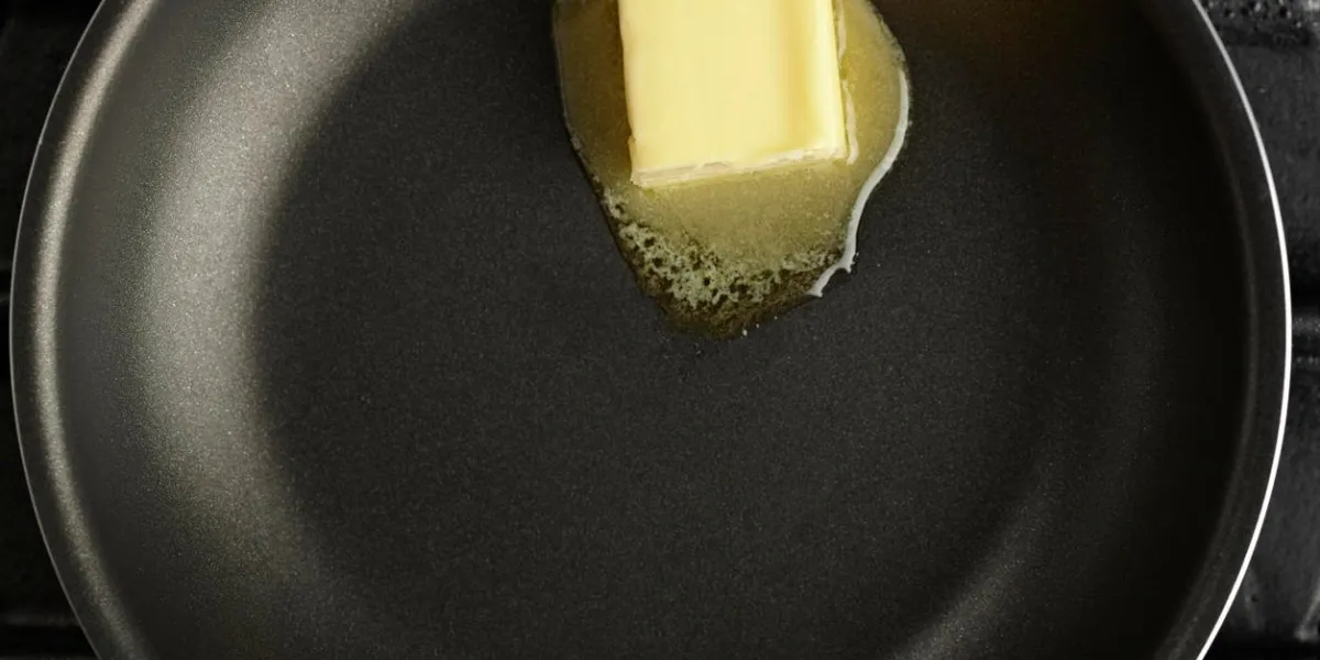beurre fondant dans une poêle antiadhésive