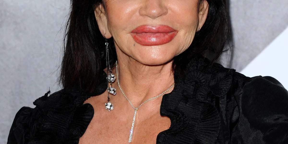 ivone weldon précédemment identifiée comme jackie stallone, arrive à lionsgate films' the expendables 2 première à los angeles, californie, États-unis, le 15 août, 2012 photo by vince flores aff abacapresscom