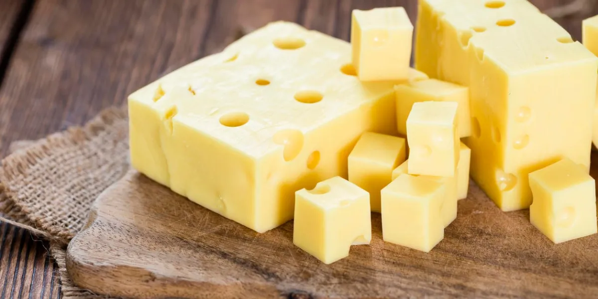 portion de fromage (gros plan) sur fond en bois rustique