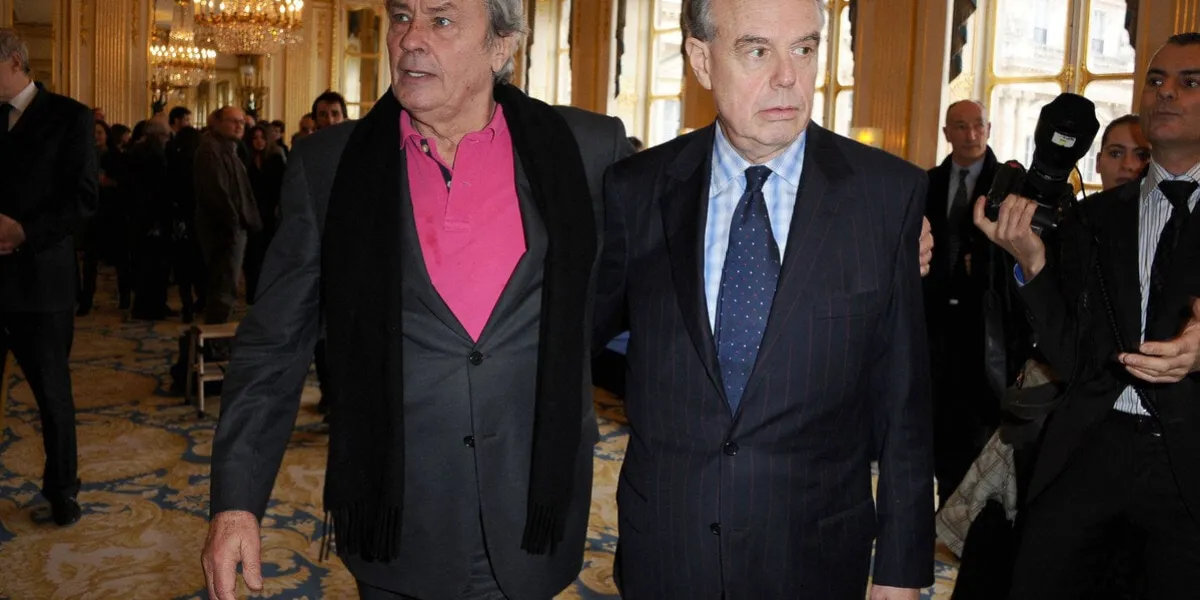 alain delon et frédéric mitterrand lors d'une cérémonie de remise de prix au ministère de la culture à paris, france, le 15 décembre 2010 photo by nicolas briquet abacapresscom