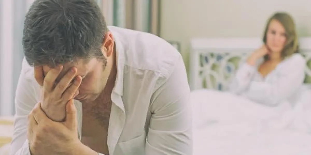 bouleversé jeune couple ayant des problèmes avec le sexe