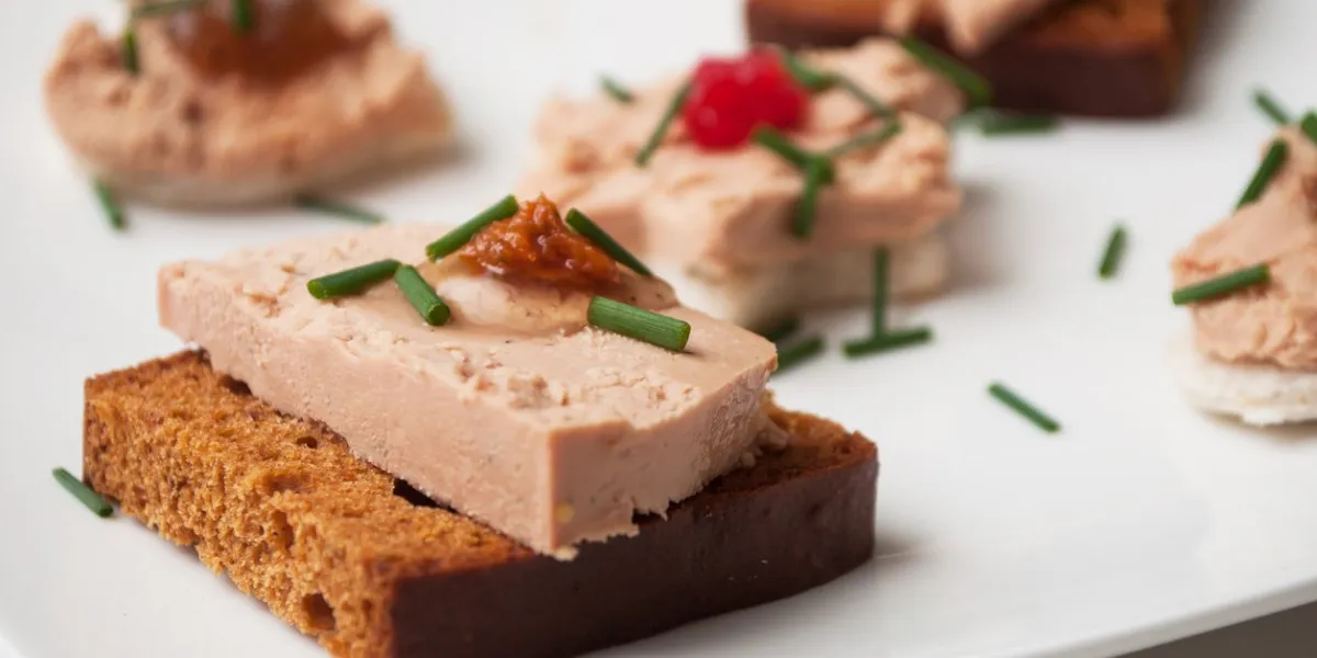 closeup of foie gras on gingerbread in festive plate