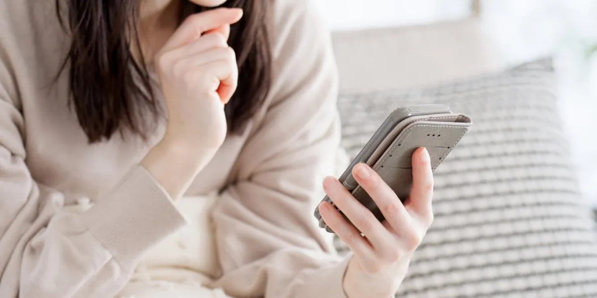 woman struggling to reply to message