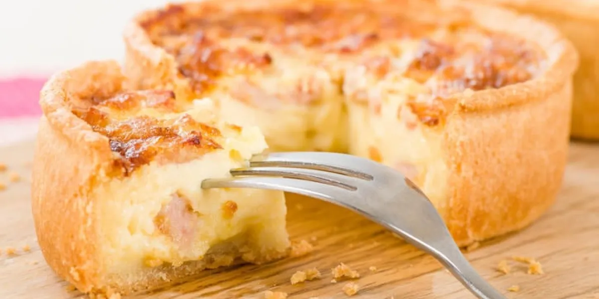 quiches individuelles avec bacon, fromage et crème salée