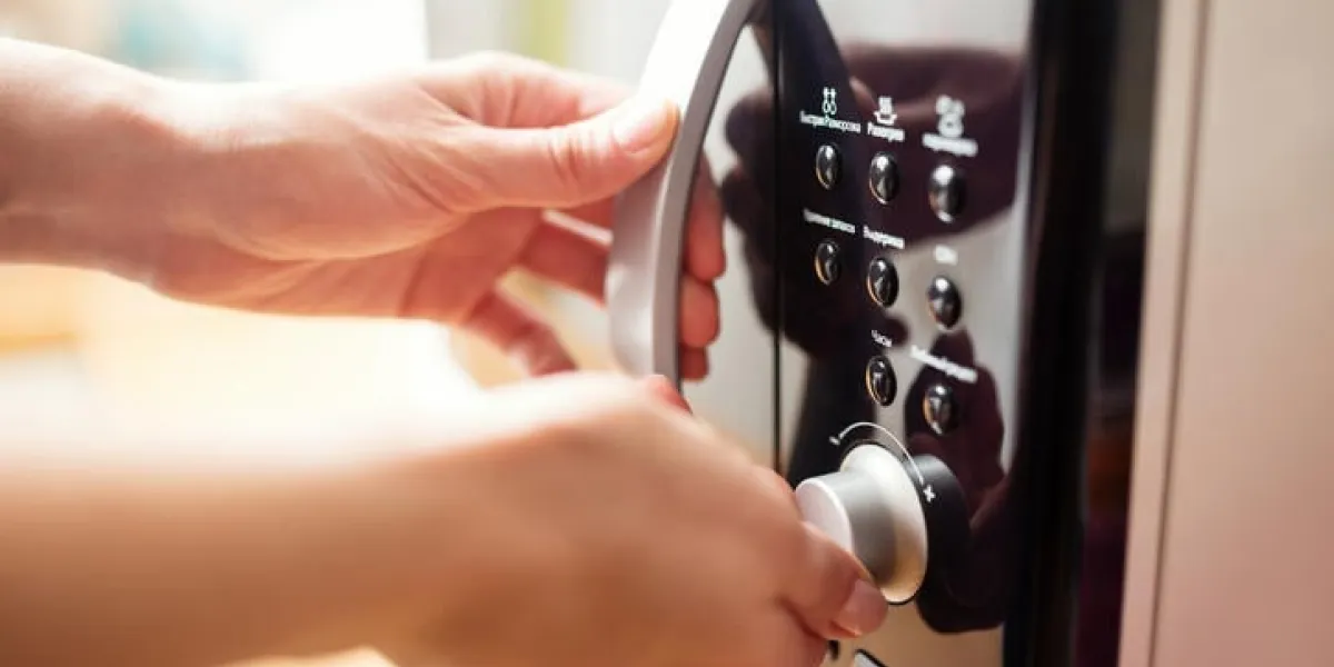 en utilisant le four à micro-ondes, gros plan photo, dof peu profond