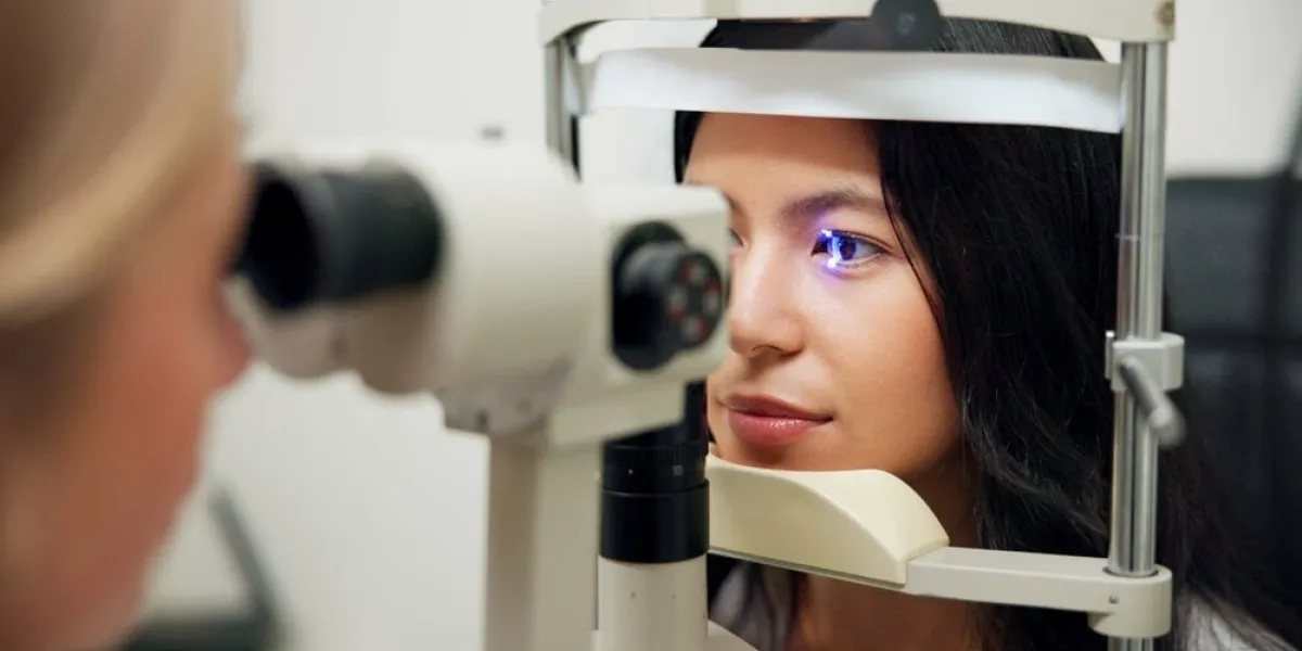 woman,,optometry,and,slit,lamp,for,test,,vision,or,care